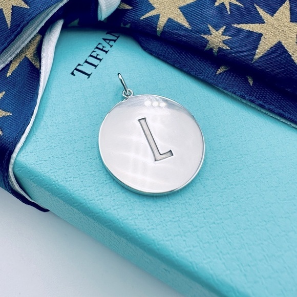 Tiffany & Co. Letter L Round Tag Initial Charm in Sterling Silver with Pouch - Picture 3 of 8